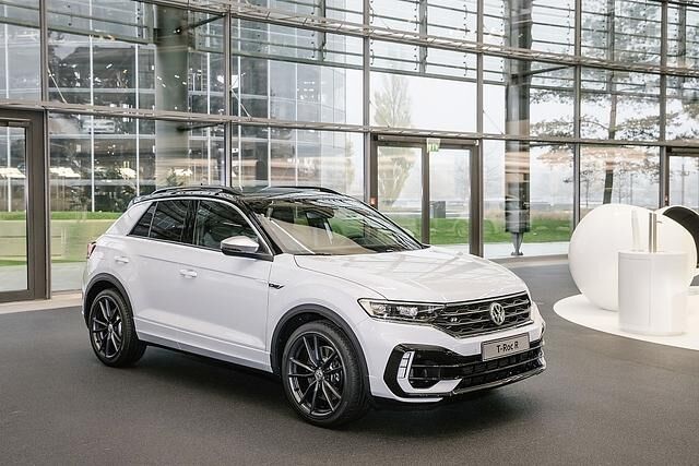 Volkswagen R übergibt ersten T-Roc R in der Autostadt an Kunden