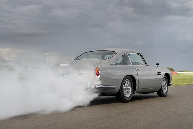 Der Goldfinger Continuation-DB5 hat auch eine Nebelmaschine an Bord, die auch tatsächlich funktioniert