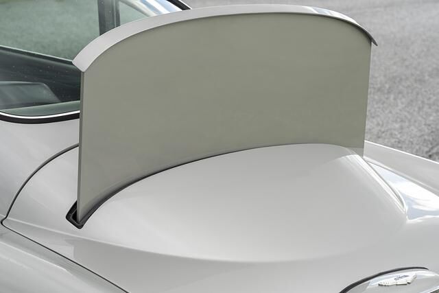 Auch den herausfahrbaren Kugelschutz hat Aston Martin bei seinem Nachbau realisiert