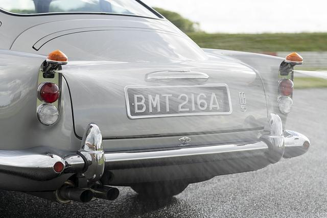 Theoretisch wäre auch Öl möglich, allerdings wird die Sprühanlage des DB5 in diesem Fall umweltfreundliches Wasser an die Verfolger austeilen