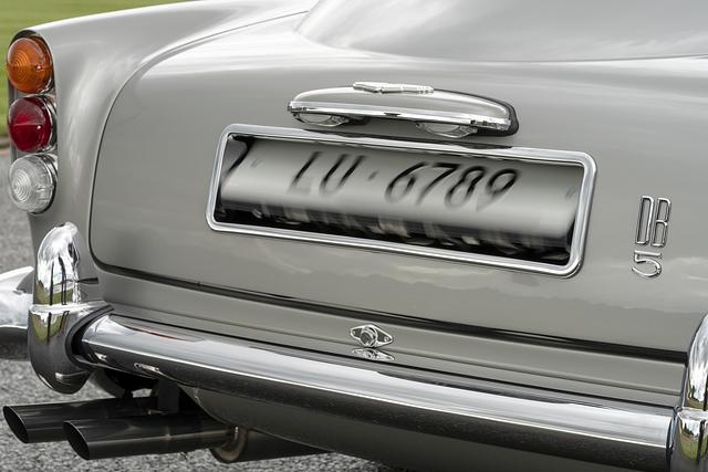 Zwischen drei Nummerschilder kann der Fahrer des DB5 wählen