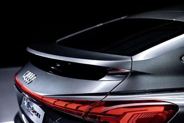 Der die Heckscheibe teilende Spoiler erinnert an den des Honda Civic der achten Generation