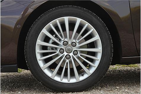 Die schicken 17-Zoll-Felgen kosten 250 Euro Aufpreis, 18-Zöller gibt es für den 1.0 Turbo nicht