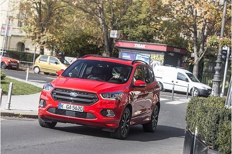 Mit der ST Line 1.5 flitzt die Karosserie des Ford Kuga einen Zentimeter tiefer über den Asphalt