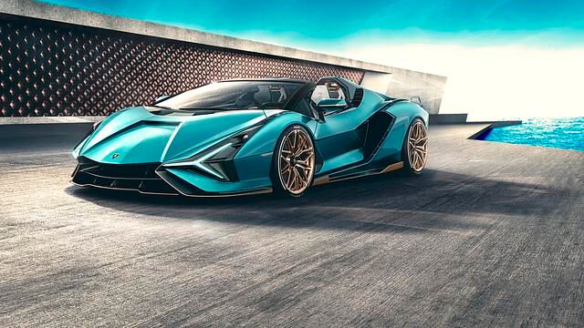 Der Roadster wird von einem 577 kW/785 PS leistenden 6,5-Liter-V12 in Kombination mit einer 25 kW/34 PS starken, im Getriebe integrierten 48-Volt-E-Maschine angetrieben