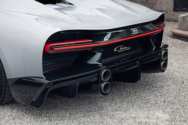 Statt aus eckigen Endrohren in der Mitte kommen die Abgase der Chiron Super Sport aus zwei übereinanderliegenden Doppelrohren