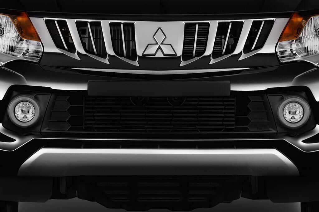 Mitsubishi L 200 (Baujahr 2016) Plus 4 Türen Kühlergrill und Scheinwerfer