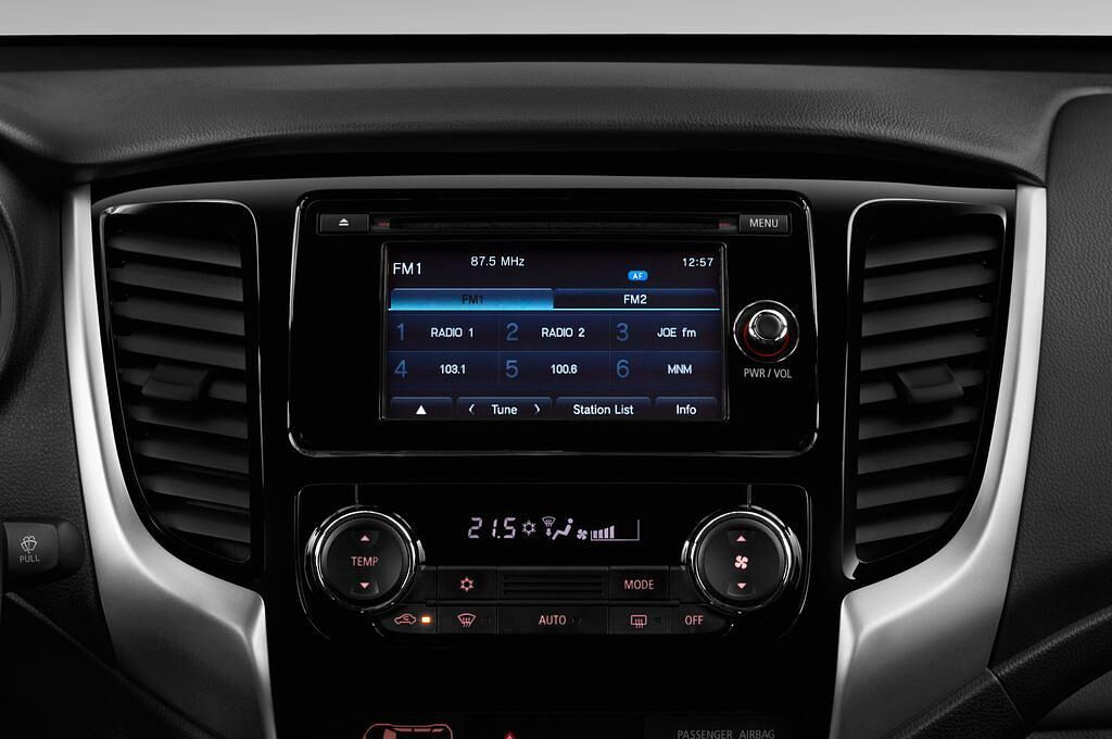 Mitsubishi L 200 (Baujahr 2016) Plus 4 Türen Mittelkonsole