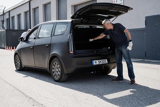 Die Ladekante am Sion soll in der Serienvariante noch vier Zentimeter niedriger werden