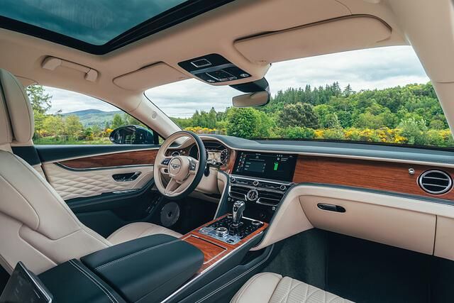 Ein dezenter Hybridschriftzug weist auf die besonderen Fahrtalente der Plug-in-Hybridversion hin
