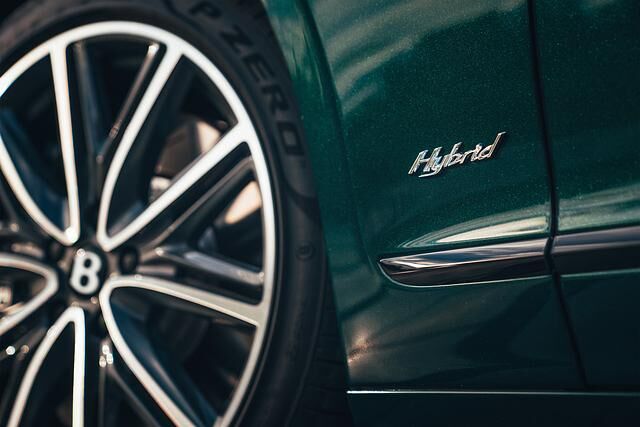 Eine Besonderheit des Flying Spur Hybrid ist sein EV-Modus, bei dem zusätzlich der aktuelle Füllzustand des Akkus angezeigt wird