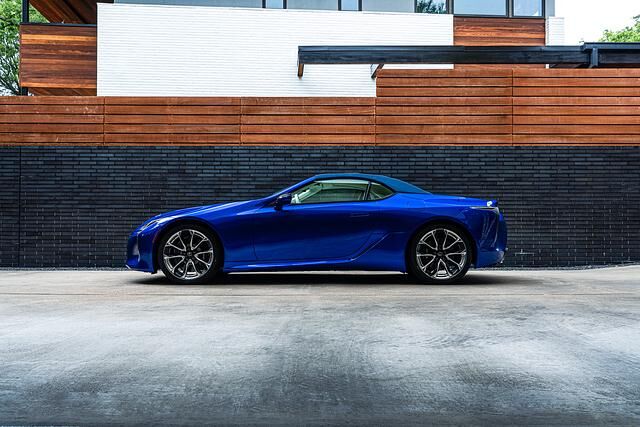 Auch geschlossen kann sich der LC 500 als Cabriolet sehen lassen