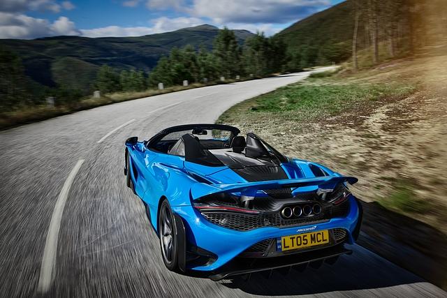 In nur 2,8 Sekunden sprintet der 765LT aus dem Stand auf Tempo 100^