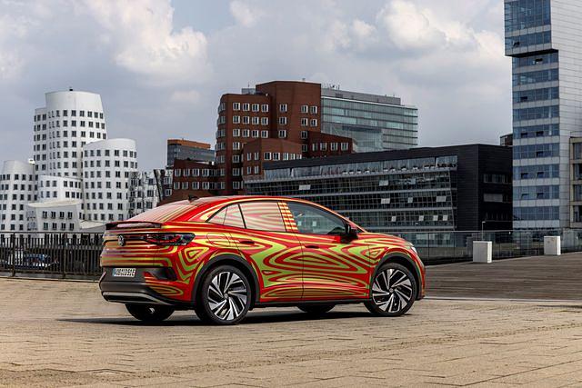 Wer ID.5 GTX kauft, bekommt außerdem 125 kW Ladeleistung serienmäßig, um die 77 kWh-Batterie unterwegs möglichst schnell wieder mit Reserve auszustatten