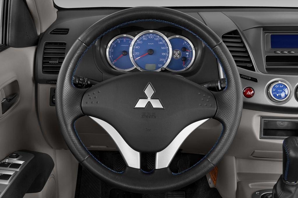 Mitsubishi L200 (Baujahr 2010) - 4 Türen Lenkrad