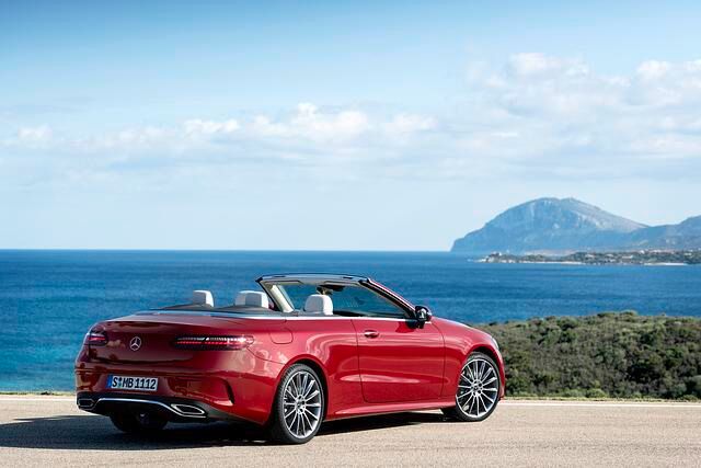 Es ist erstaunlich, wie wenig Platz ein Fahrzeug von 4,83 Metern Länge auf den hinteren Sitzen bieten kann, das ist bei Cabriolets aufgrund der aufwendigen Dachsysteme aber öfter so