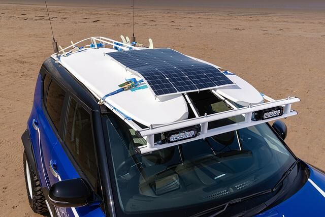 Die Surfbretter liegen besonders flach an, außerdem sorgt eine kleine PV-Anlage für Zusatzstrom