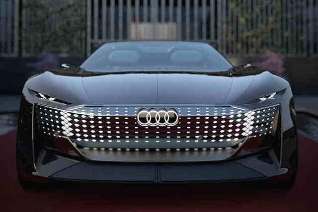 Sogar kommunizieren kann der Grill, etwa mit anderen Autofahrern, mit Fußgängern, mit Fahrradfahrern