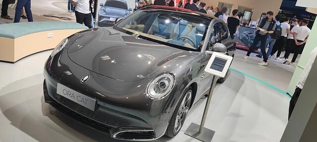 Optisch wirkt der 4,87 Meter lange Stromer wie eine Mischung aus Porsche Panamera und Porsche 356