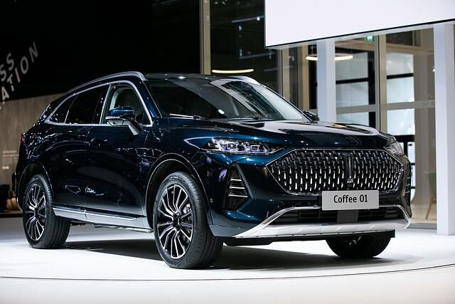 Ein stattlicher SUV mit breitem Chromlächeln und coupéhaft nach hinten abfallender Karosserielinie