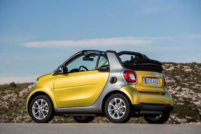 Den zweisitzigen Smart gibt es auch als Cabrio