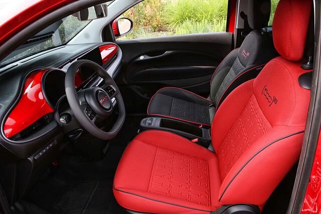 RED und Fiat haben den (500) RED gemeinsam gestaltet und eine in der Branche ungewöhnliche Entscheidung getroffen, den Fahrersitz in Rot und die restlichen Sitze in Schwarz anzubieten