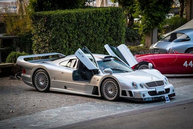 Auch ein Mercedes CLR zeigt sich den Auto-Fans