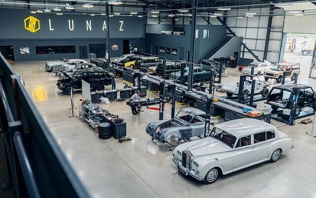 Bei Lunaz in Silverstone wurden bereits einige britische Auto-Ikonen auf Elektroantrieb umgestellt