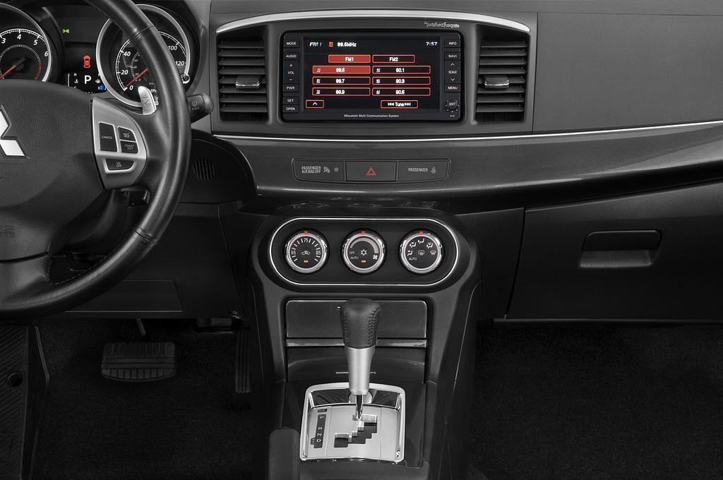 Mitsubishi Lancer (Baujahr 2010) Intense 5 Türen Mittelkonsole