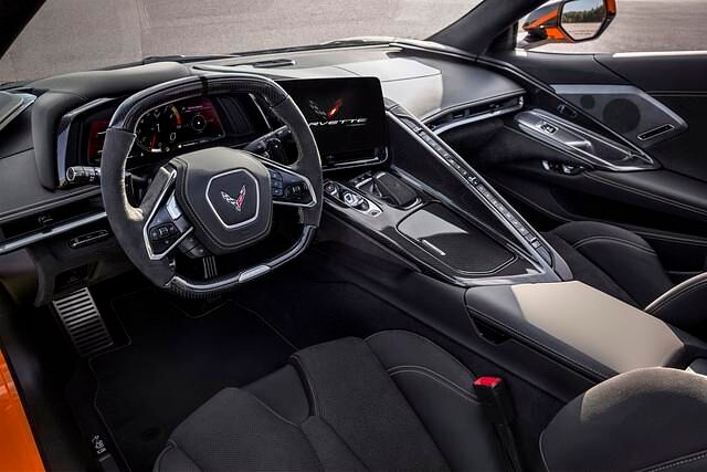 Der Arbeitsplatz der Z06 bietet viel Carbon und große Displays