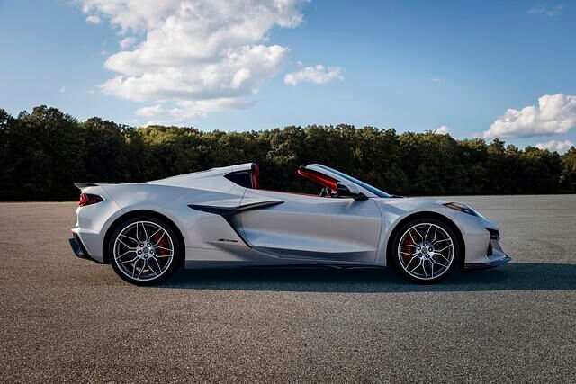 Fahrwerte der neuen Z06 nennt Chevrolet noch keine. Ziemlich sicher wird das Performance-Modell deutlich über 300 km/h erreichen