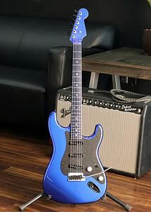 Fender Lexus LC Stratocaster - Kult-Gitarre mit Sportwagen-Chic