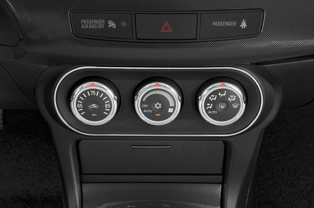 Mitsubishi Lancer (Baujahr 2010) Intense 5 Türen Temperatur und Klimaanlage