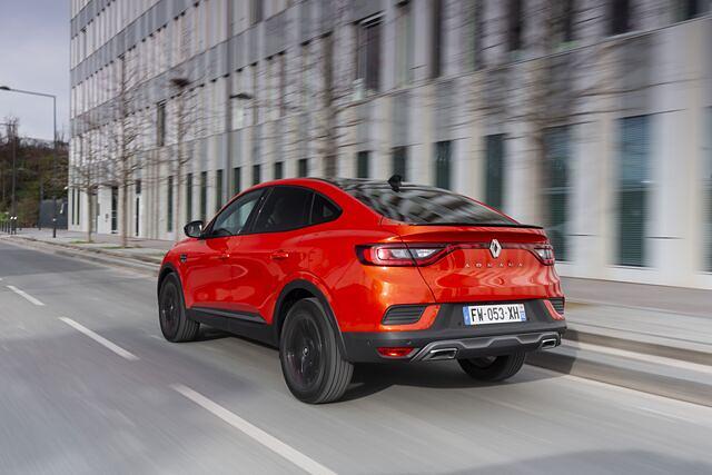 Mit seinem hochbeinigen Fahrwerk qualifiziert sich der Renault Arkana als angehöriges der SUV-Klasse