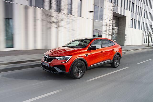 Auch mit seiner auffälligen Metallic-Lackierung und mit großen Bicolor-Leichtmetallrädern setzt sich der Arkana in gefälliger Weise in Szene
