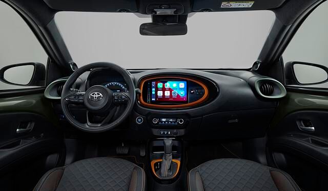 Der Innenraum des Aygo X präsentiert sich farbenfroh, aufgeräumt und digital
