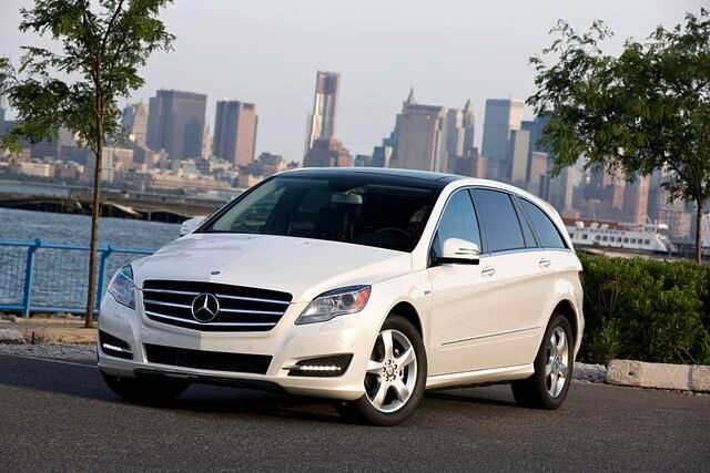<h3 class='text-lg font-medium md:text-xl md:font-semibold'>Platz 2: MERCEDES-BENZ R-Klasse</h3><p><a title="Tests und Erfahrungen Mercedes-Benz R-Klasse" href="https://www.autoplenum.de/auto/mercedes-benz/r-klasse/van-2005">Tests und Erfahrungen zu dem Mercedes-Benz R-Klasse</a></p>
<p>Obwohl die R-Klasse oft als Stiefkind von Mercedes-Benz bezeichnet wird, geh&ouml;rt sie zu den beliebtesten Autos, die Platz f&uuml;r mehr als 5 Insassen bieten. So belegt die Mercedes-Benz R-Klasse in diesem autoplenum.de Ranking Platz 2 und hat bekannte Gr&ouml;&szlig;en im SUV- und Kompakt-Van Segment bez&uuml;glich zufriedener Kunden geschlagen.&nbsp;</p>