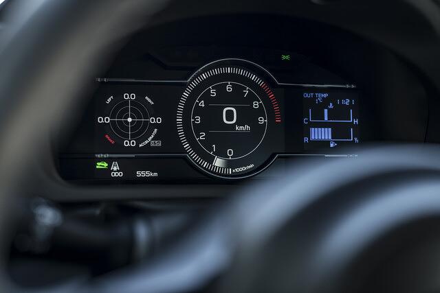 Wichtige Änderung innen: Das Cockpit wurde digitaler und vereint jetzt Drehzahl und Geschwindigkeit in einem Instrument.