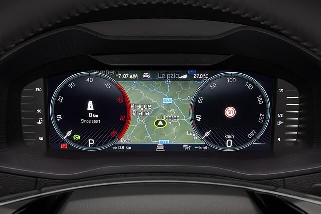 Bereits die Basisversion des Karoq bietet ein virtuelles Cockpit im 8-Zoll-Format, alternativ gibt es eine Variante mit 10,25 Zoll Bildschirmdiagonale