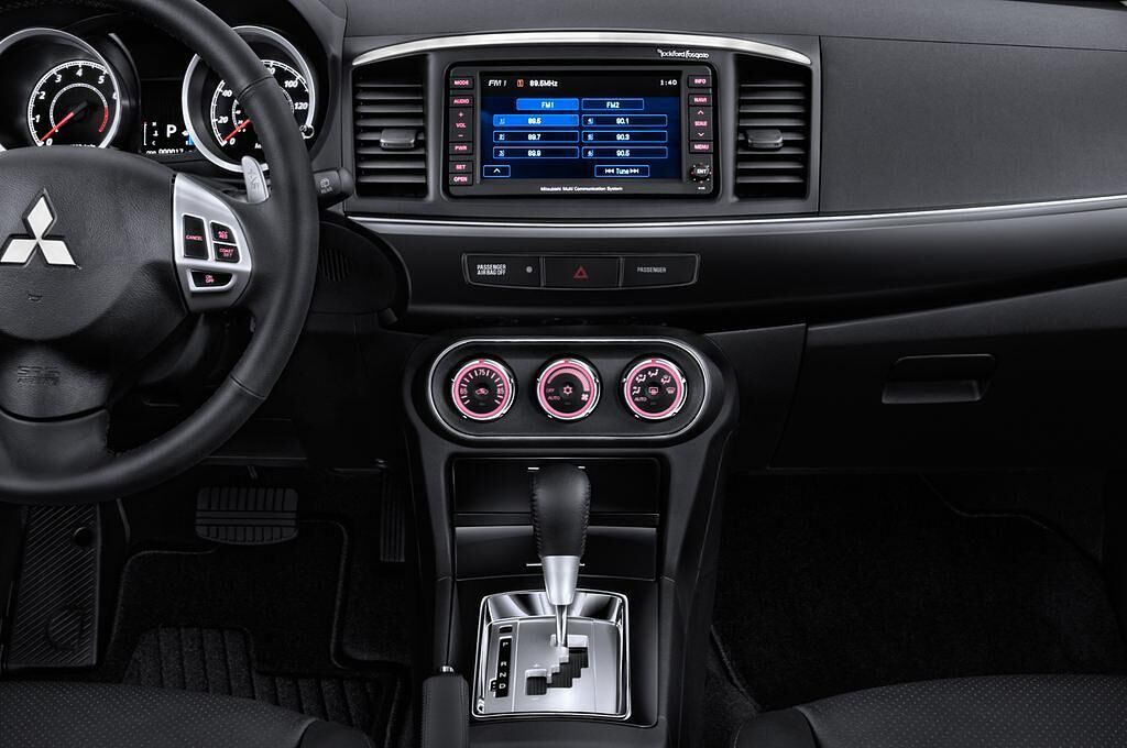 Mitsubishi Lancer Sportback (Baujahr 2012) Instyle 5 Türen Mittelkonsole