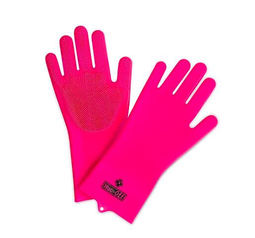 Die verdreckten Zweiräder bekommen eine liebevolle Streicheleinheit, wenn sie mit dem pinken Silikonhandschuh mit integrierten Borsten auf der Handinnenfläche geschrubbt werden