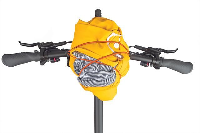 Das „Carryyygum“ Universal-Spannband wird mit Klettverschluss am Fahrradlenker befestigt 
