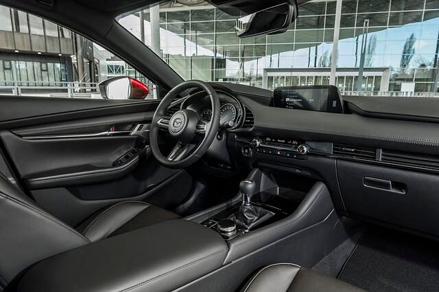 Vorne bietet der Mazda3 gute Platzverhältnisse, die Rundumsicht ist hier für den Fahrer jedoch vergleichsweise eingeschränkt