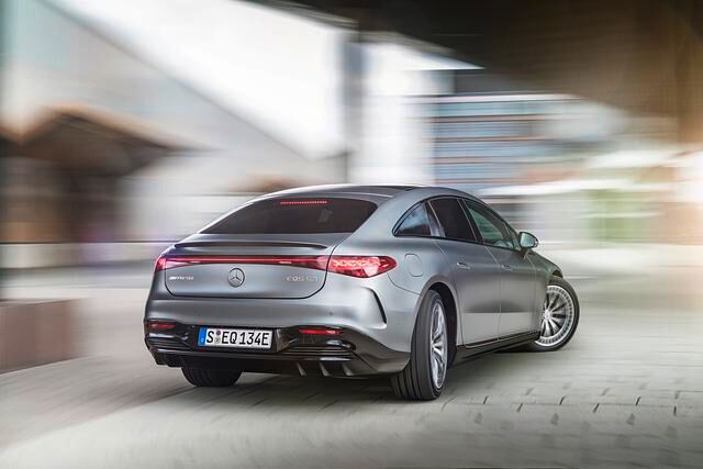 Zur Serienausstattung des Mercedes-AMG EQS 53 4Matic+ gehört eine Allradlenkung, die für ein besonders wendiges Fahrverhalten sorgt