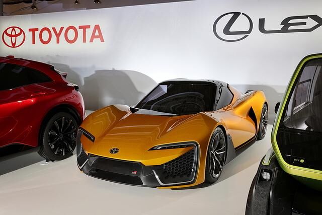 Im Rahmen der Elektro-Strategie-Präsentation wurde auch der E-Roadster mit geschlossenem Verdeck und dem Gazoo-Racing-Label auf dem Frontsplitter enthüllt