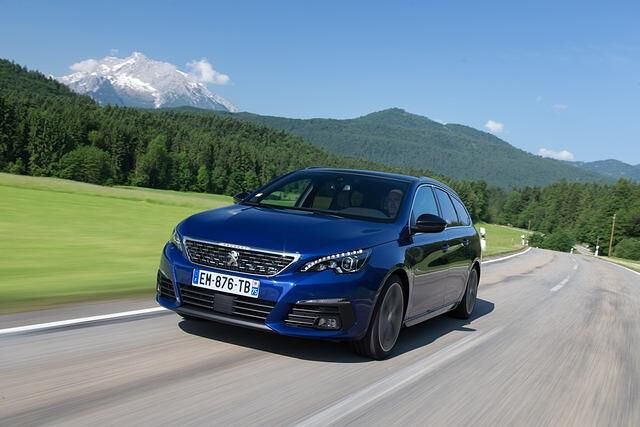 Über seine Produktionszeit wurde die zweite Generation des 308 in den bekannten Peugeot Ausstattungslinien Access, Active und Allure offeriert, später kamen noch GT und „Pack“ genannte...