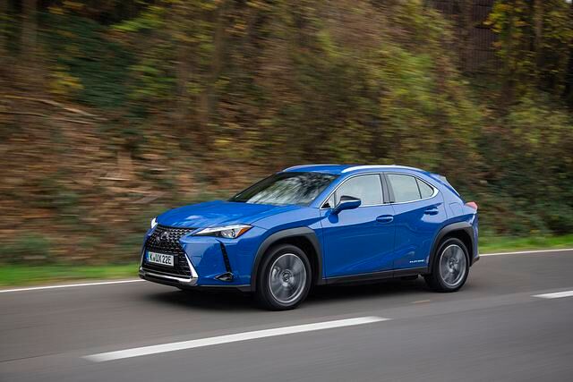 Die schmalen Scheinwerfer, der große Kühlergrill, die schwarzen Kunststoffradläufe, die Dachkuppel und die scharf gezeichneten Karosseriefalten sind typisch Lexus, das alles fällt beim UX aber...