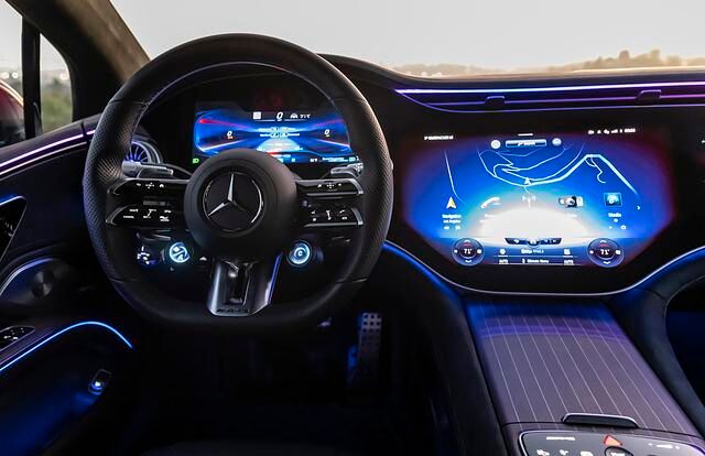 Das in diversen Ansichten konfigurierbare Cockpit  des EQS hat AMG um ein paar Performance-Darstellungen erweitert