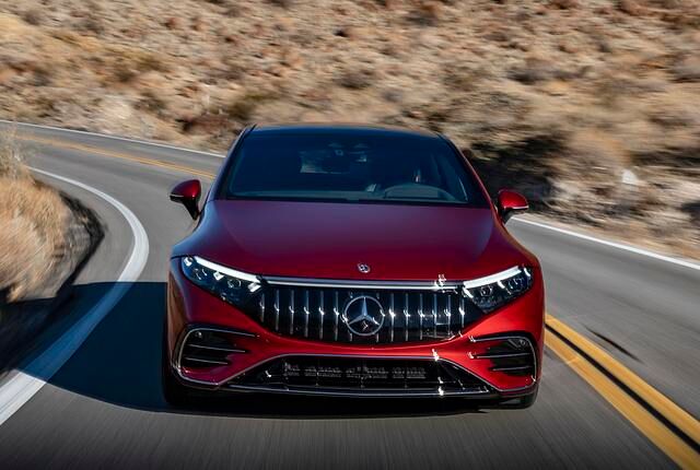 Bereits das AMG-spezifische Frontdesign des EQS verspricht dynamische Fahrfreuden 