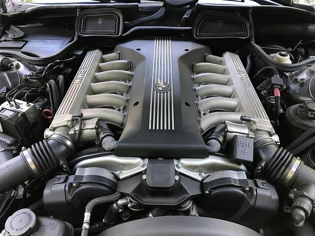 Der 5,4-l-V-Zwölfzylinder-Ottomotor leistet 240 kW/326 PS